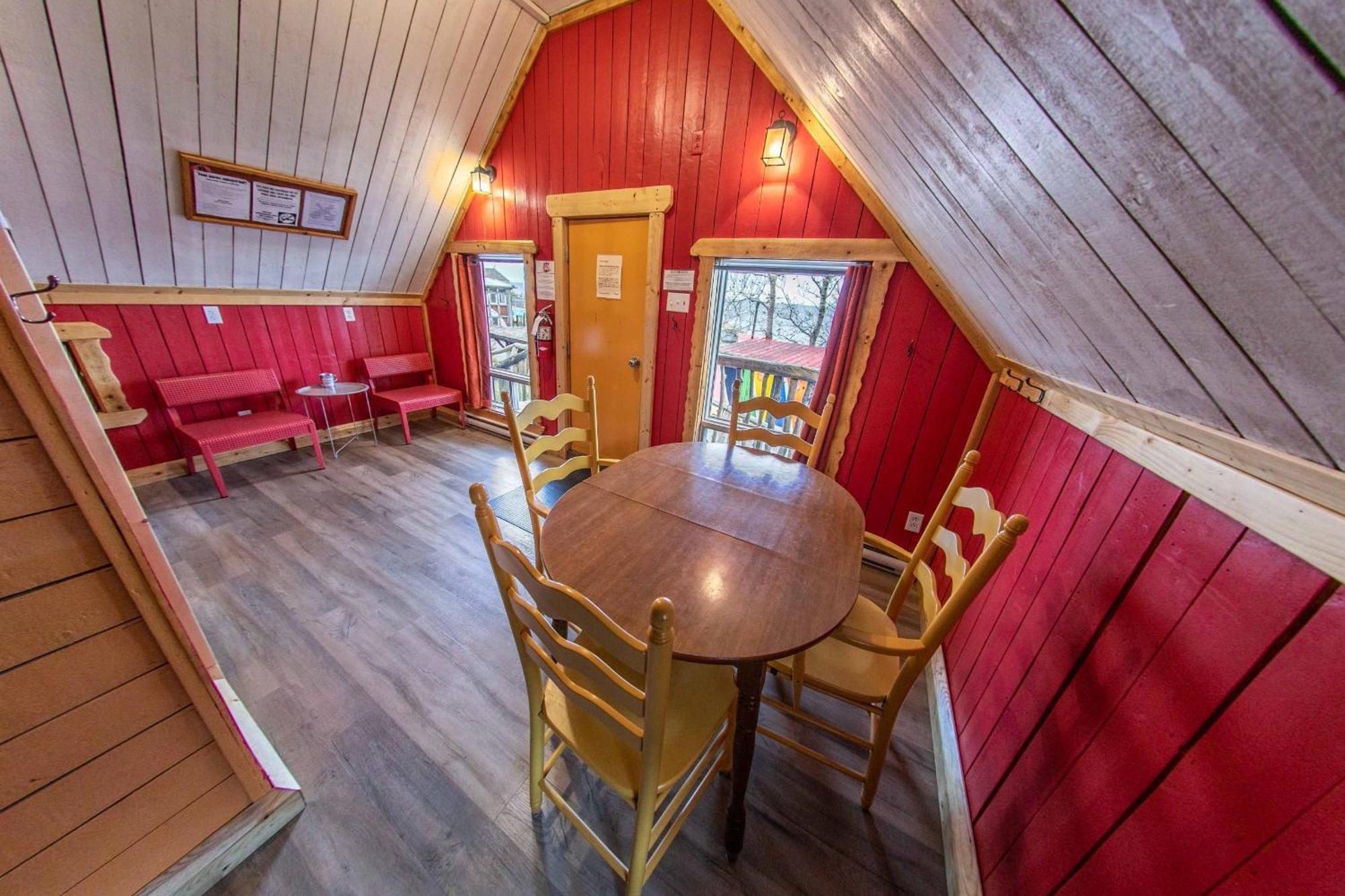 Auberge Festive Sea Shack Sainte Anne des Monts Экстерьер фото