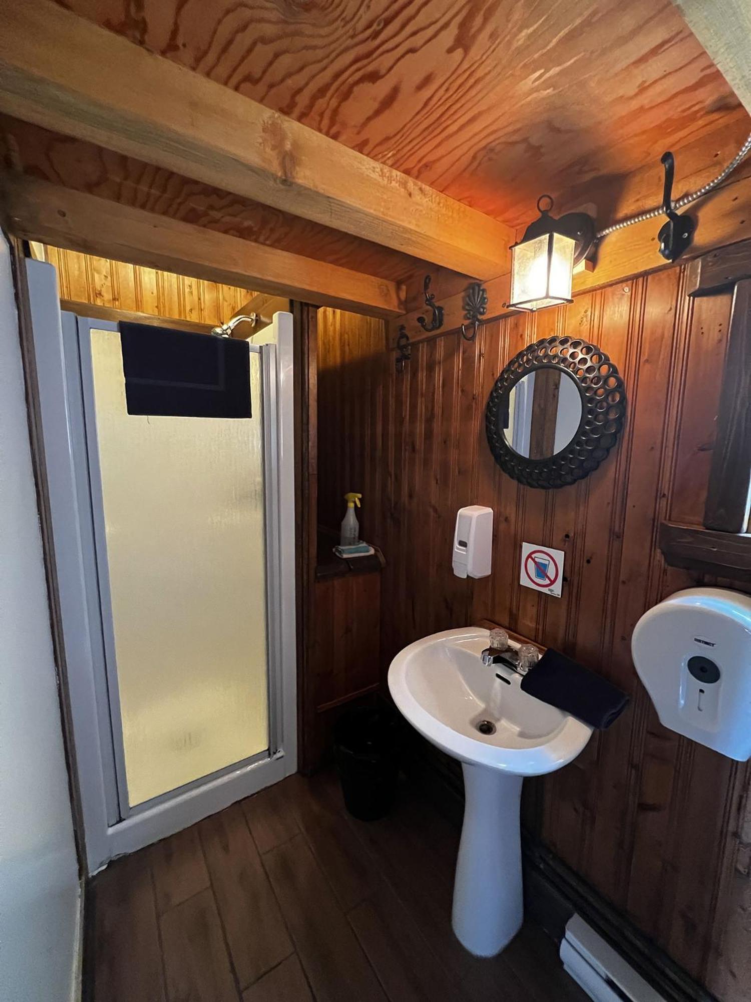 Auberge Festive Sea Shack Sainte Anne des Monts Экстерьер фото