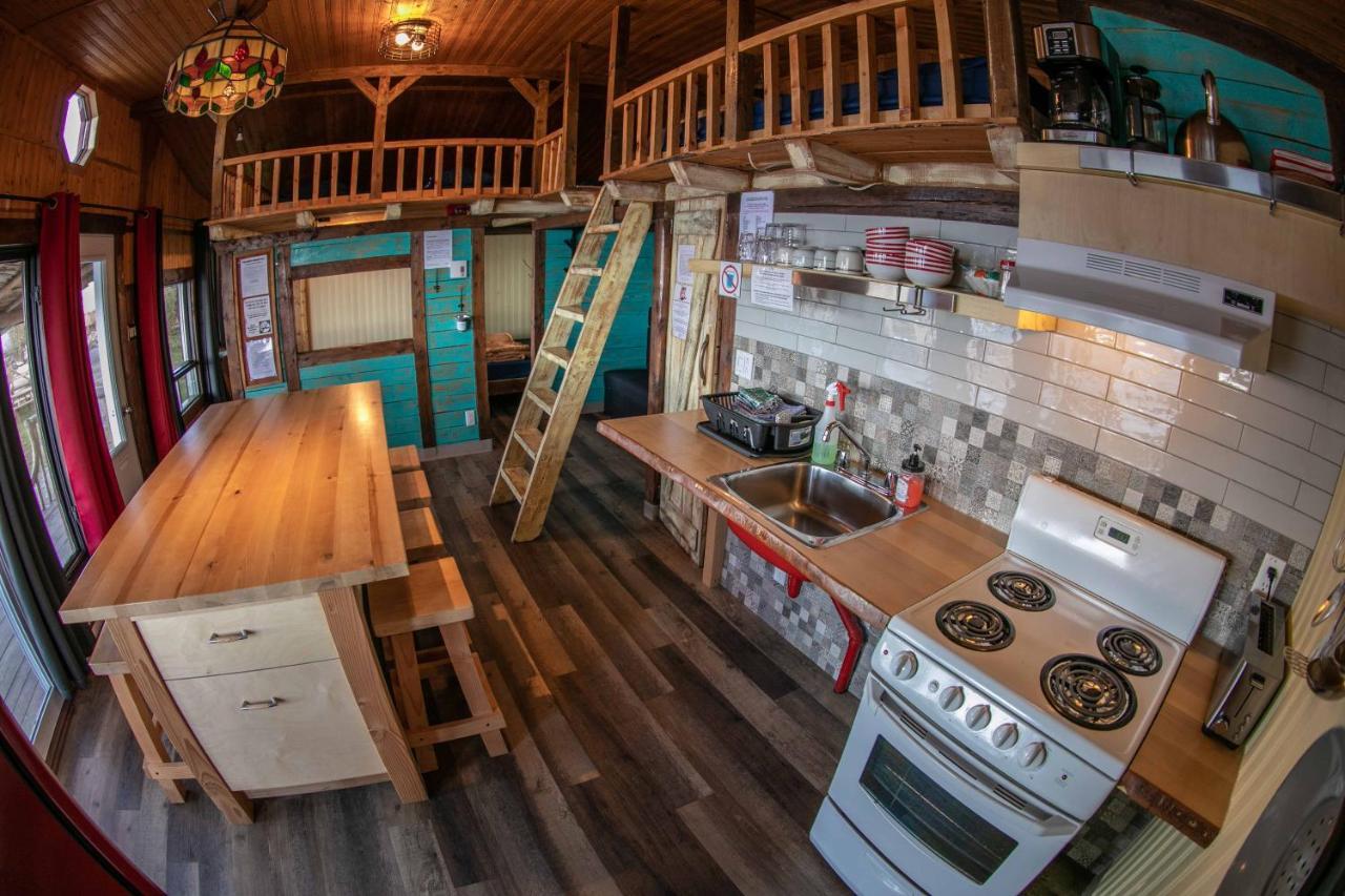 Auberge Festive Sea Shack Sainte Anne des Monts Экстерьер фото